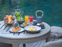 BREAKFAST_BY_THE_POOL