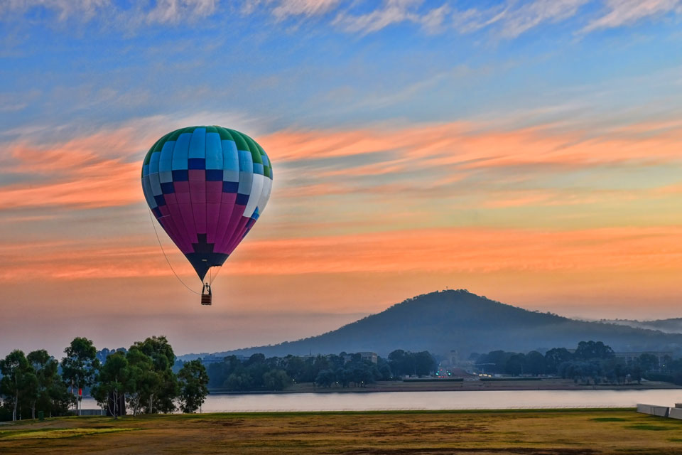 Book a hot air balloon ride in Canberra